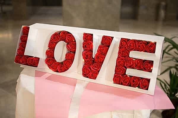 Güllü ışıklı love tabela