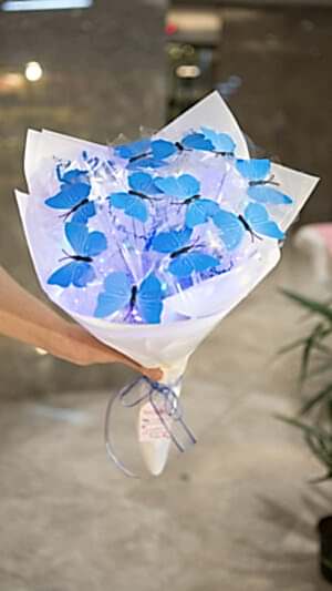 Işıklı kelebek buketi - mavi