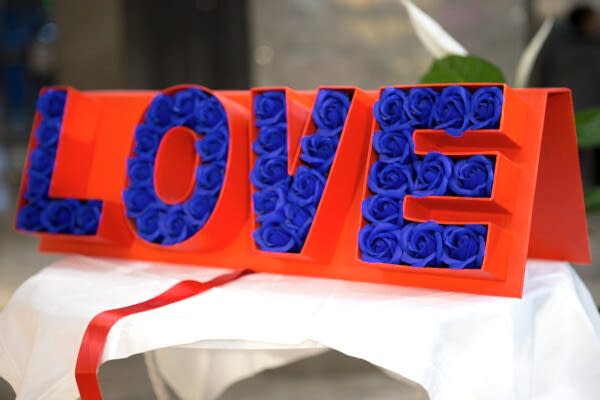 Mavi güllü love tabela