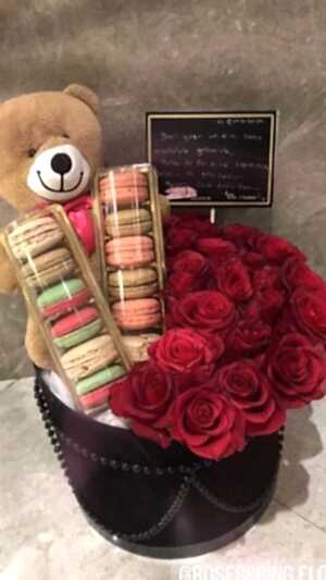 25 adet Gül, 12 adet macaron ve peluş ayıcıktan oluşan siyah incili, siyah kadife kutu